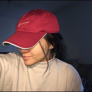 NIKE MAROON GOLF HAT